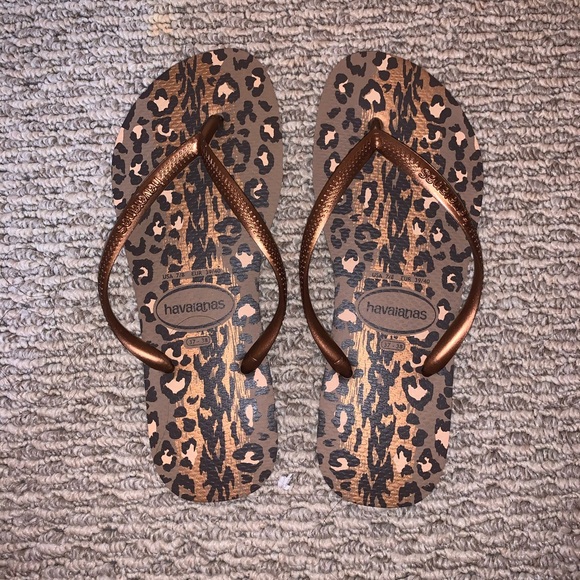 havaianas leopard flip flops